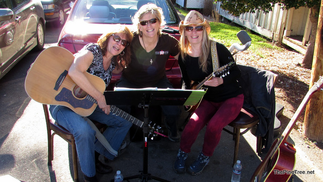 Magnolia Rhythm Trio Brings Some Cheer To Mountain Ranch